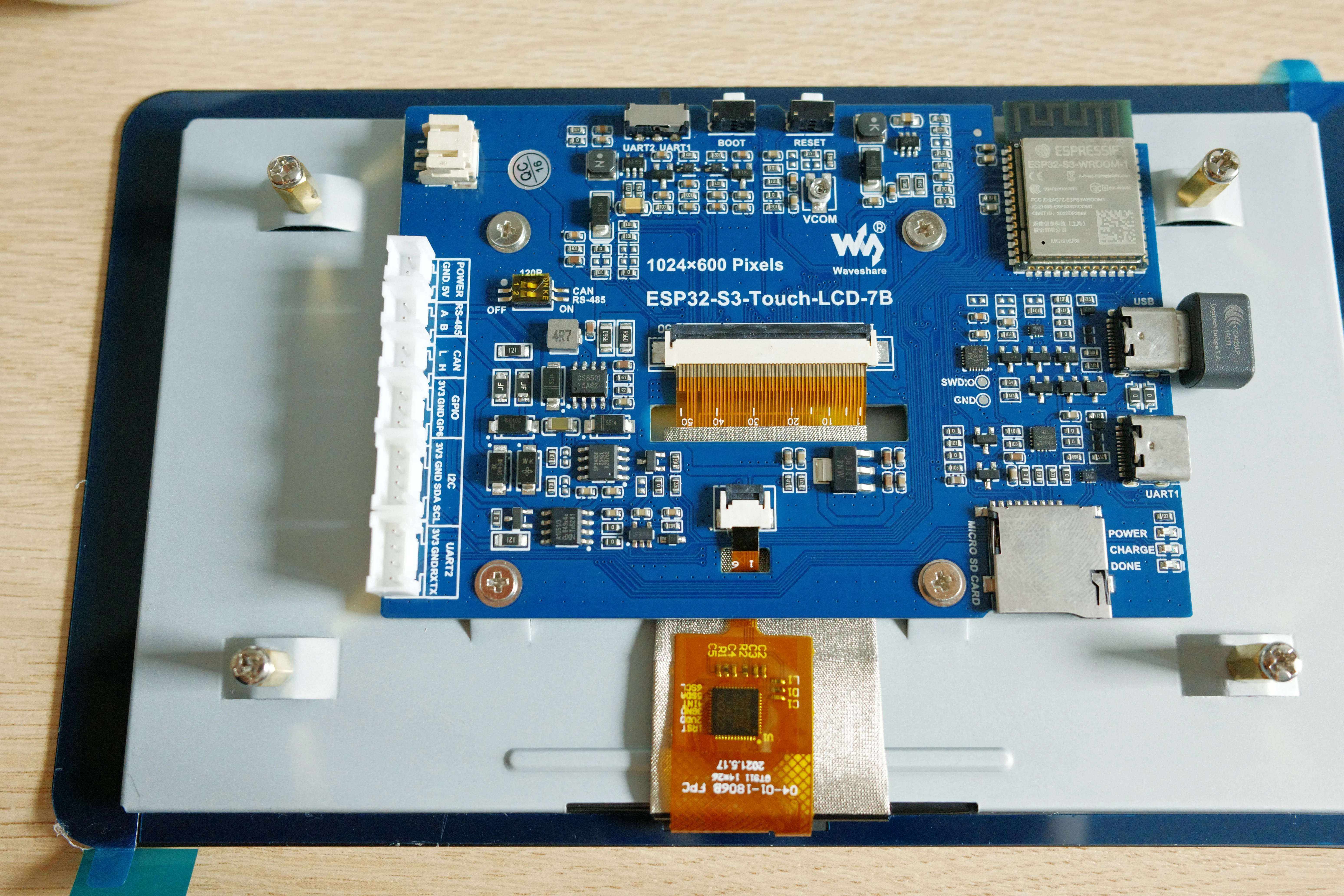 ESP32-S3 모듈과 USB 포트, microSD 슬롯 및 확장 인터페이스가 배치된 보드 뒷면